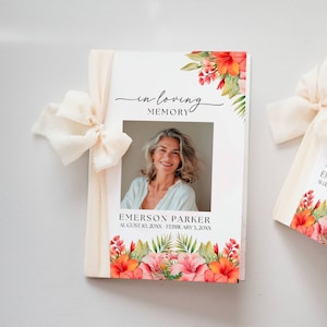 Peut inclure: Un livret commémoratif blanc avec une photo d'une femme et des motifs floraux. Le texte indique "in loving memory" et "Emerson Parker August 10, 20XX February 3, 20XX".