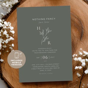 Peut inclure: Une invitation de mariage grise avec le texte blanc "NOTHING FANCY just love". L'invitation comprend les noms Hudson & Riley, la date, l'heure et le lieu. Une version mobile est incluse.