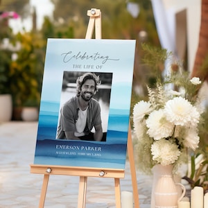 Puede incluir: Un cartel conmemorativo de acuarela azul y blanco con el texto "Celebrating the Life of" y una foto en blanco y negro de un hombre. El cartel también incluye el nombre "Emerson Parker" y las fechas "August 20, 20XX - February 3, 20XX".