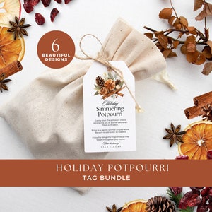 Puede incluir: Una etiqueta blanca con una ilustración de acuarela de ingredientes de potpourri navideños, que incluyen palitos de canela, piñas y rodajas de naranja. La etiqueta dice "Potpourri navideño para hervir" e incluye instrucciones de uso. La etiqueta está atada a una pequeña bolsa de arpillera, y el fondo presenta varias frutas secas y especias.