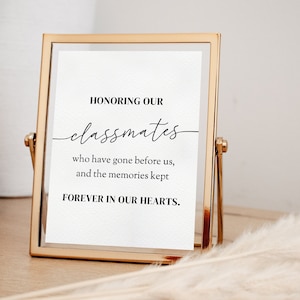 Op de afbeelding: Een gouden lijst met de tekst "HONORING OUR classmates who have gone before us, and the memories kept FOREVER IN OUR HEARTS."
