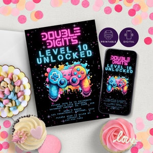 Può includere: Un invito stampabile o digitale per una festa di compleanno di 13 anni. L'invito presenta un controller per videogiochi rosa e blu neon con il testo "Double Digits Level 10 Unlocked".