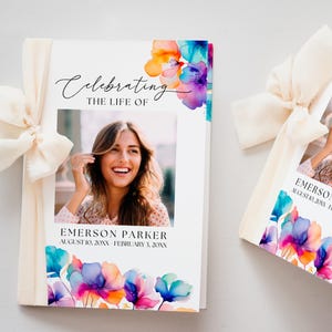 Pode incluir: Um livreto branco com um design floral colorido e uma foto de uma mulher sorrindo. O texto "Celebrating the Life of" está no topo do livreto. O texto "Emerson Parker" e as datas estão na parte inferior do livreto.