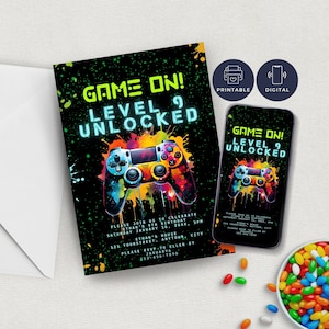Puede incluir: Invitación negra con un gráfico de mando de videojuego colorido y el texto "GAME ON! LEVEL 9 UNLOCKED." Incluye una versión digital a juego en un smartphone. La invitación es para una fiesta de 9 cumpleaños.