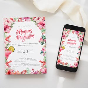 以下が含まれることがあります： 同じデザインの印刷された招待状とスマートフォン。招待状とスマートフォンの画面には、ピンクのハイビスカスの花と緑の葉に囲まれた「Mumus & Margaritas」というテキストが表示されます。招待状にはイベントの詳細が含まれています。