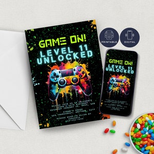 Può includere: Un invito stampabile o digitale per una festa di compleanno di 11 anni a tema videogiochi. L'invito presenta un controller di videogiochi colorato su uno sfondo nero con il testo "GAME ON! LEVEL 11 UNLOCKED".
