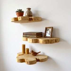Estante flotante de madera natural, estante de pared con borde irregular, hecho a mano con rodajas de madera orgánica, decoración rústica para el hogar.