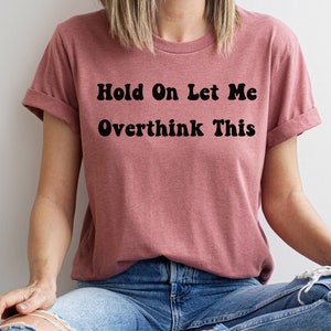 Let Me Overthink This T-Shirt, Hold on let me overthink this Tee, Lustiges T-Shirt für Overthinker, Geschenk für Introvertierte, Lustiges Sarkastisches T-Shirt