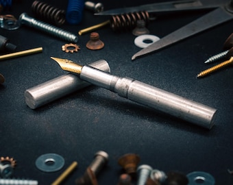 Pluma estilográfica de acero dulce hecha a mano: diseño industrial rústico, punta fina/media, 6 cartuchos de tinta.