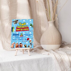 Puede incluir: Una invitaci&oacute;n de cumplea&ntilde;os azul y roja con personajes de Toy Story. La invitaci&oacute;n dice "Zane cumple 2 a&ntilde;os" y "Two Infinity and Beyond".