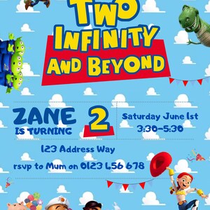 Puede incluir: Una invitaci&oacute;n de cumplea&ntilde;os azul y blanca con tem&aacute;tica de Toy Story. La invitaci&oacute;n presenta personajes de la pel&iacute;cula, incluidos Woody, Buzz Lightyear, Rex y el Sr. y la Sra. Potato Head. El texto de la invitaci&oacute;n dice: "Two Infinity and Beyond Zane is turning 2 Saturday June 1st 3:30-5:30 123 Address Way rsvp to Mum on 0123 456 678".