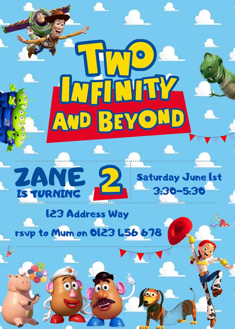 Puede incluir: Una invitaci&oacute;n de cumplea&ntilde;os azul y blanca con tem&aacute;tica de Toy Story. La invitaci&oacute;n presenta personajes de la pel&iacute;cula, incluidos Woody, Buzz Lightyear, Rex y el Sr. y la Sra. Potato Head. El texto de la invitaci&oacute;n dice: "Two Infinity and Beyond Zane is turning 2 Saturday June 1st 3:30-5:30 123 Address Way rsvp to Mum on 0123 456 678".
