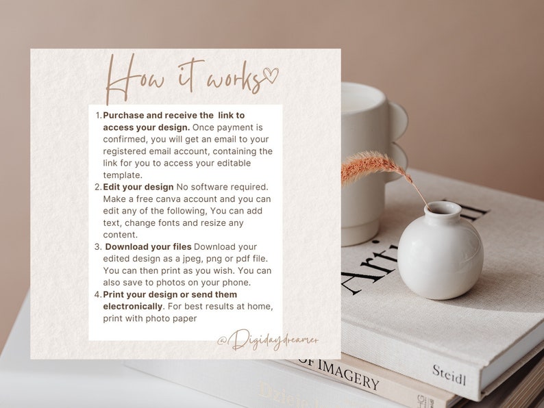 Puede incluir: Un jarr&oacute;n blanco con un tallo de flor seca se encuentra sobre una pila de libros. Los libros tienen las palabras "Art of Imagery" y "Steidl" impresas en las cubiertas. El texto "How it works" est&aacute; escrito en cursiva marr&oacute;n sobre un fondo blanco. El texto a continuaci&oacute;n explica c&oacute;mo comprar, editar, descargar e imprimir un dise&ntilde;o.