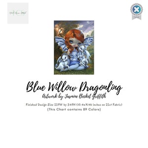 Könnte beinhalten: Ein Kreuzstichmuster mit einer Fee mit blauen Flügeln und roten Haaren, die zwei weiße Drachenbabys hält. Das Muster trägt den Titel "Blue Willow Dragonling" und stammt von der Künstlerin Jasmine Becket Griffith. Die fertige Design-Größe beträgt 26,4 cm Breite und 35,6 cm Höhe und verwendet 89 Farben.