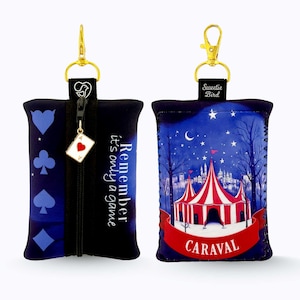 Caravaletui met circustentprint en aasritsbedel | Handgenaaide neopreen organizer voor boekenliefhebbers, cadeaus, Remember It's Only a Game