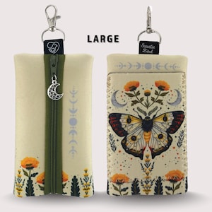 Monedero con cremallera Mystical Moth Moon: Monedero celestial hecho a mano con llavero con dije de media luna y bolsillo trasero.