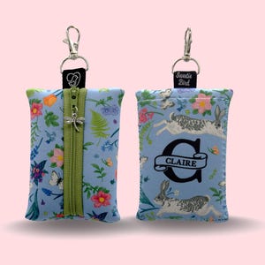 Monogrammed Rabbit Garden Reißverschluss-Etui mit Libellen-Charm, handgenähter Schlüsselanhänger, und Tasche, Schlüsselbund, Brieftasche