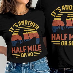 Wandern eine weitere halbe Meile T-Shirt, lustiges Wandershirt, Campings-Shirt, Abenteuer-Shirt, Natur-Shirt, Natur-Liebhaber-Geschenk, Retro Wanderer-Geschenk