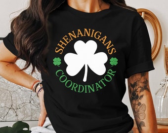Coordinador de Travesuras: Camiseta con la bandera irlandesa, camiseta del Día de San Patricio, camiseta divertida del Día de San Patricio, camiseta humorística del Día de San Patricio. Trébol