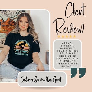 Pu&ograve; includere: Una donna indossa una maglietta nera con una grafica vintage di roller derby e il testo "Bruises and Glory Roller Derby". Il testo "Customer Service Was Great" &egrave; anche visibile nell'immagine. L'immagine include una valutazione a cinque stelle e una recensione di un cliente che recita: "Maglietta fantastica. La consegna ha impiegato un po' perch&eacute; &egrave; stata bloccata in dogana. Ma il servizio clienti &egrave; stato eccellente."