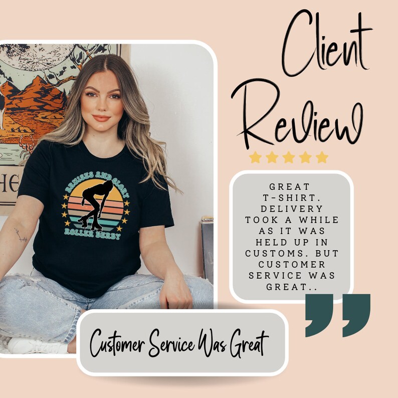 Pu&ograve; includere: Una donna indossa una maglietta nera con una grafica vintage di roller derby e il testo "Bruises and Glory Roller Derby". Il testo "Customer Service Was Great" &egrave; anche visibile nell'immagine. L'immagine include una valutazione a cinque stelle e una recensione di un cliente che recita: "Maglietta fantastica. La consegna ha impiegato un po' perch&eacute; &egrave; stata bloccata in dogana. Ma il servizio clienti &egrave; stato eccellente."