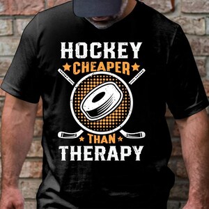 Camiseta Hóquei Mais Barato que Terapia, Camiseta de Hóquei no Gelo, Camiseta de Hóquei, Presente para Jogador de Hóquei, Presente para Fã de Hóquei, Camiseta de Treinador de Hóquei, Esporte de Inverno