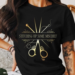 Camiseta de sastre, camiseta hecha a mano, camiseta divertida de artesano, camiseta de sastre, regalo de costura, camiseta de acolchado, regalo para sastre y costura.