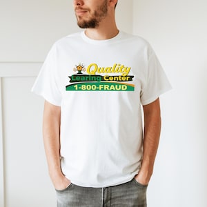 Könnte beinhalten: Weißes T-Shirt mit dem Text "Quality Learning Center 1-800-FRAUD" in Gelb, Grün und Braun. Das Shirt hat einen Rundhalsausschnitt und kurze Ärmel. Das Design beinhaltet eine Baumhaus-Grafik.