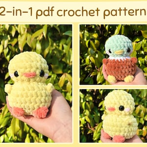 Könnte beinhalten: Zwei Häkel-Amigurumi-Muster, eines von einer gelben Ente und eines von einer grün-braunen Ente. Die Enten sitzen auf einer Hand vor einem grünen, belaubten Hintergrund.