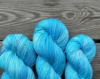 Airbender - Hilo de nailon/merino para calcetines - Hilo superlavado teñido a mano con vetas turquesas y azul aguamarina