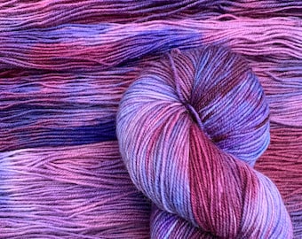 Lagoon - Merino / Nylon Sockenwolle - Weinrot, Lila, und Blau Handgefärbte Superwash Sockenwolle