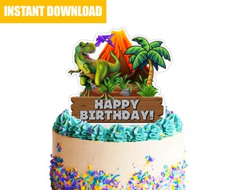 Może przedstawiać: Zielony dinozaur na tort z wulkanem i palmą. Na topperze znajduje się drewniany napis "Happy Birthday!"
