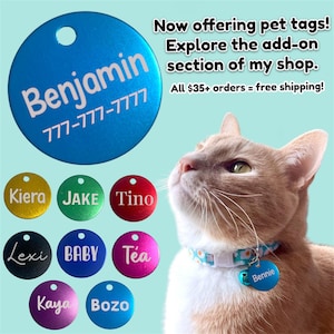 Puede incluir: Una variedad de etiquetas redondas de identificaci&oacute;n para mascotas de diferentes colores con diferentes nombres y n&uacute;meros de tel&eacute;fono. Las etiquetas se muestran sobre un fondo azul claro con un gato que lleva un collar con una etiqueta que dice "Bennie". Tambi&eacute;n se muestra el texto "&iexcl;Ahora ofrecemos etiquetas para mascotas! Explora la secci&oacute;n de complementos de mi tienda. Todos los pedidos de $ 35+ = env&iacute;o gratuito!"