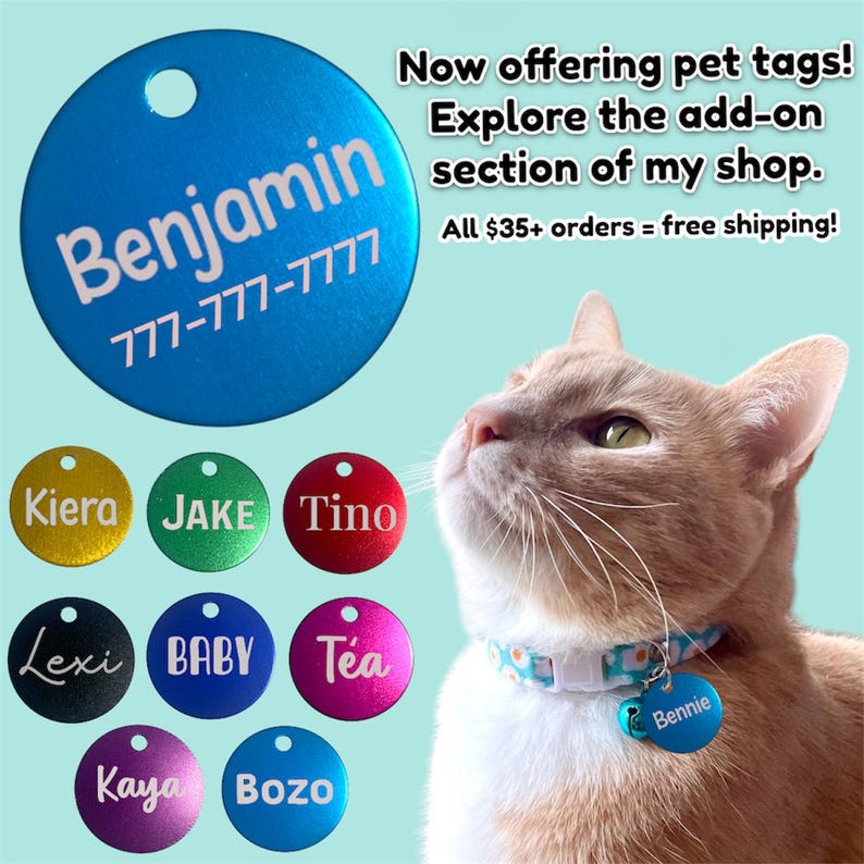 Puede incluir: Una variedad de etiquetas redondas de identificaci&oacute;n para mascotas de diferentes colores con diferentes nombres y n&uacute;meros de tel&eacute;fono. Las etiquetas se muestran sobre un fondo azul claro con un gato que lleva un collar con una etiqueta que dice "Bennie". Tambi&eacute;n se muestra el texto "&iexcl;Ahora ofrecemos etiquetas para mascotas! Explora la secci&oacute;n de complementos de mi tienda. Todos los pedidos de $ 35+ = env&iacute;o gratuito!"