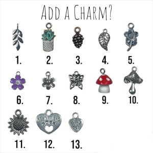 Puede incluir: Una selecci&oacute;n de 13 opciones de dijes de plata para la elaboraci&oacute;n de joyas. Los dijes incluyen una hoja, una planta en maceta, una pi&ntilde;a, una hoja, una flor, una flor, una mariposa, un hongo, un hongo, un girasol, un coraz&oacute;n con el texto "Mejor amigo" y un coraz&oacute;n con el texto "Mi gato".