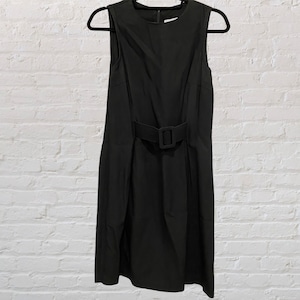 Vintage jaren 90 mouwloze zwarte jurk met aangehechte riem van het merk Scarlett