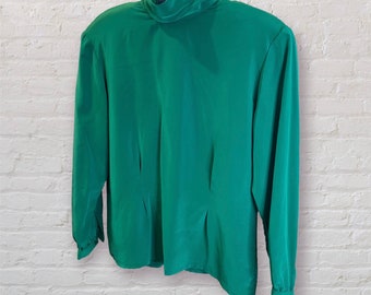 Blusa vintage de los años 80 de satén verde esmeralda con cuello alto de Miss Pendleton, talla 8