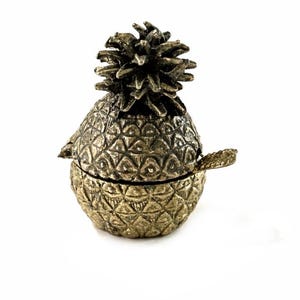 Salero vintage con forma de piña, tapa de latón, cuchara y recipiente para condimentos. Mini, 3,8 cm (1,5 pulgadas).