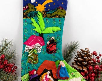 Calcetín navideño artesanal de arte popular con escena de la Natividad, bordado textil de 17 pulgadas.