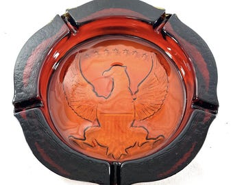 Cenicero vintage de cristal rojo Amberina de 25 cm (10 pulgadas) con águila patriótica y borde negro, de mediados de siglo.