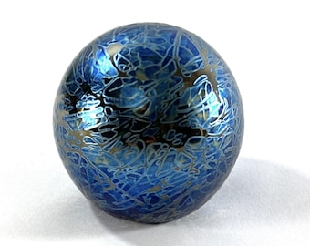 Pisapapeles de cristal de estudio de la Isla de Wight, azul iridiscente, soplado a mano en Inglaterra, 2,25 pulgadas.