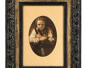 Vintage ingelijste Rembrandt prent 'Een meisje met een bezem', ovaal met passe-partout, 11x14 cm.