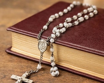 Rosario católico antiguo con cuentas de vidrio blanco y crucifijo del Sagrado Corazón de 38 cm (15 pulgadas) de bolsillo.