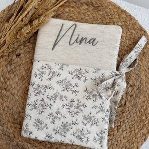 Capa de prontuário médico personalizada em tecido floral de gipsófila