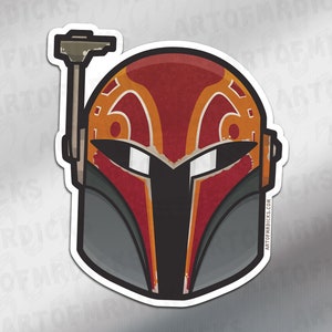 Puede incluir: Una pegatina con una ilustración estilizada de un casco mandaloriano. El casco es principalmente rojo y naranja con detalles grises y negros. Tiene una distintiva visera en forma de T y un elemento vertical similar a una antena en el lado izquierdo. La pegatina tiene un borde blanco.