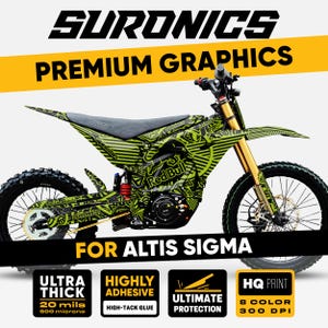 Può includere: Una moto elettrica con un design grafico verde e nero, con il testo "SURONICS PREMIUM GRAPHICS" e "FOR ALTIS SIGMA". Il design include il logo Red Bull. L'immagine evidenzia anche le caratteristiche del prodotto: ultra spesso, altamente adesivo e protezione definitiva.