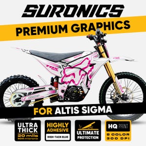 Può includere: Moto da cross elettrica SurRon Altis Sigma bianca e rosa con grafica Fox Racing. L'immagine include il testo che dice "Premium Graphics", "Ultra Thick", "Highly Adhesive", "Ultimate Protection" e "HQ Print".