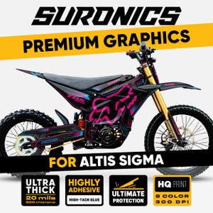 Può includere: Grafiche per moto nere e rosa con il testo "SURONICS PREMIUM GRAPHICS" e "FOR ALTIS SIGMA". Il design presenta una testa di volpe. Caratteristiche: ultra spesse, altamente adesive e protezione definitiva.