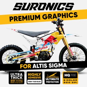 Può includere: Una moto bianca, gialla e rossa con la scritta "SURONICS PREMIUM GRAPHICS" e "Red Bull". La moto ha pneumatici neri e sospensioni dorate. È visibile anche la scritta "FOR ALTIS SIGMA".