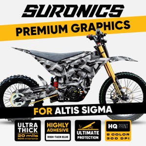 Può includere: Una moto elettrica con un design mimetico grigio e nero. Il testo "SURONICS PREMIUM GRAPHICS" è in alto. Il testo "FOR ALTIS SIGMA" è in basso. L'immagine include anche testo sulle caratteristiche del prodotto.